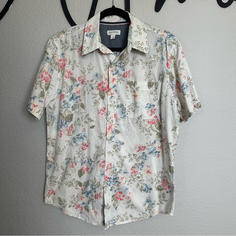 Sun & Stone Medium floral print button down short sleeve shirt
